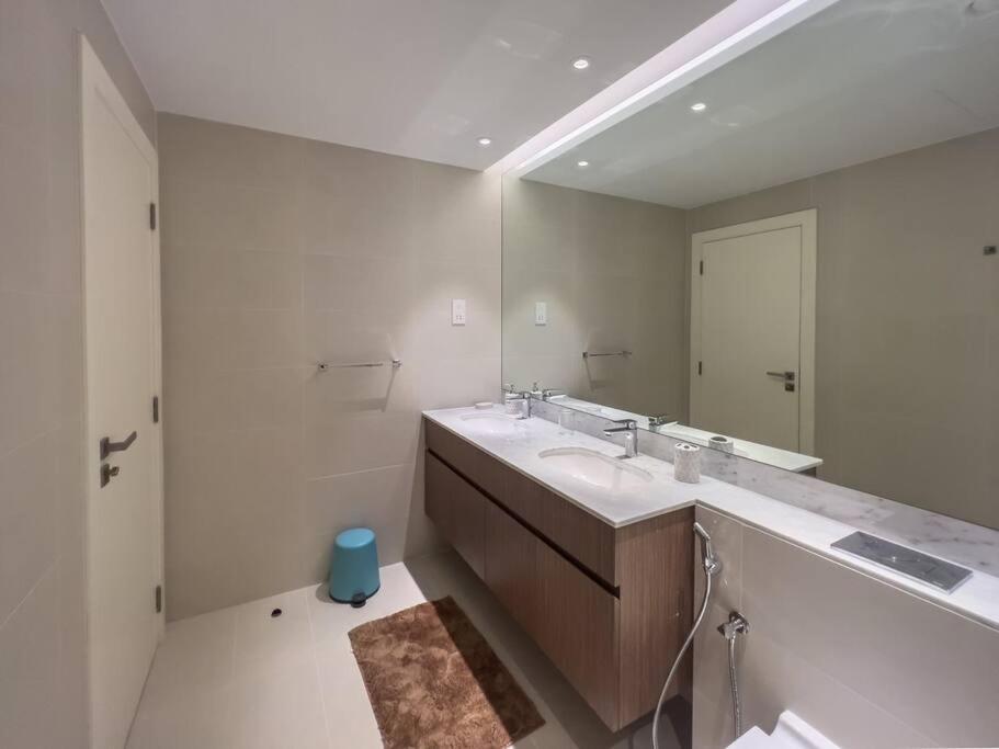 Lovely 2-Bedroom Vacation Home Near Beach Dubai Buitenkant foto