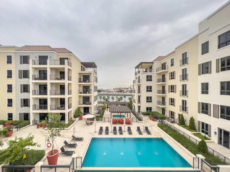 Lovely 2-Bedroom Vacation Home Near Beach Dubai Buitenkant foto