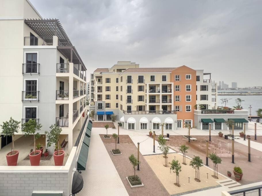 Lovely 2-Bedroom Vacation Home Near Beach Dubai Buitenkant foto